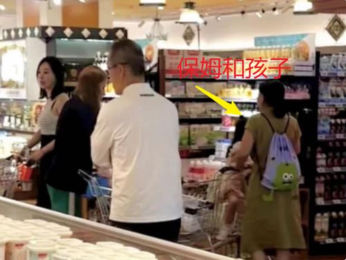 王石带妻女购物全程无交流,雨中撑伞只顾自己,田朴珺几乎被浇透